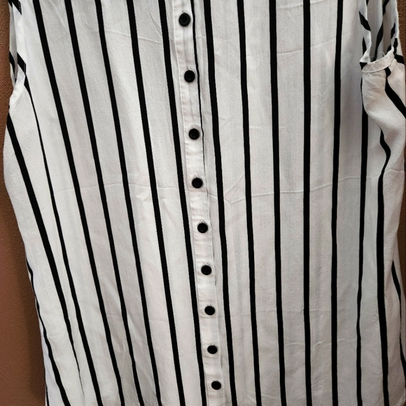 TORRID SUMMER TOP- SIZE 00 - Picture 4 of 6